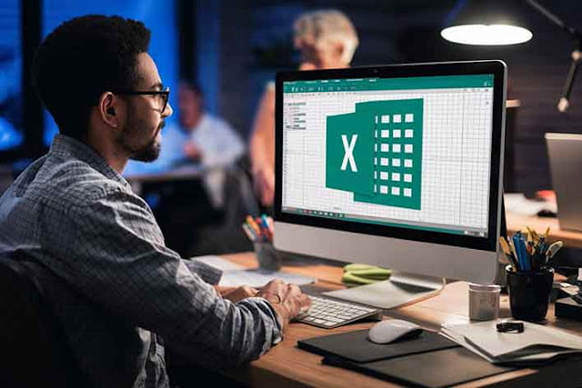 Seorang pria sedang bekerja dan membuka excel di komputer Seorang pria sedang bekerja dan membuka excel di komputer